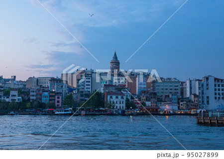 トルコ イスタンブールの夕暮れ時の新市街の街並みとガラタ地区の丘の上に建つガラタ塔 トルコ イスタンブールの夕暮れ時の新市街の街並みとガラタ地区の丘の上に建つガラタ塔 95027899