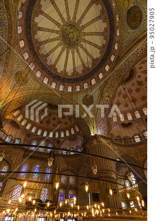 トルコ　イスタンブールのスルタンアフメト・モスク、別名ブルーモスクの礼拝堂内 95027905