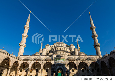 トルコ　イスタンブールのスルタンアフメト・モスク、別名ブルーモスクの中庭からの景色 95027918