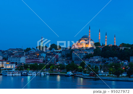 トルコ イスタンブールの夕暮れ時の金角湾とライトアップされたスレイマニエ・モスク トルコ イスタンブールの夕暮れ時の金角湾とライトアップされたスレイマニエ・モスク 95027972