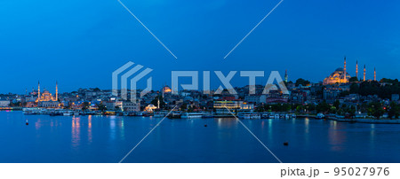 トルコ　イスタンブールの金角湾の夜景とニューモスクとスレイマニエ・モスク 95027976
