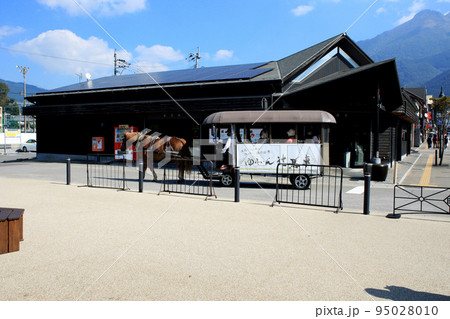 大分県　由布院駅前の町並み　辻馬車の通る風景 95028010