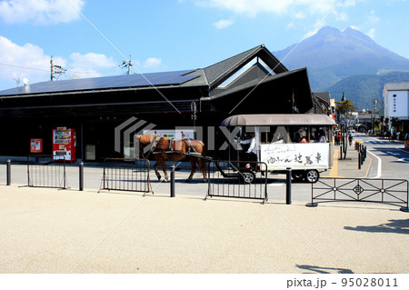 大分県 由布院駅前の町並み 辻馬車の通る風景 大分県 由布院駅前の町並み 辻馬車の通る風景 95028011