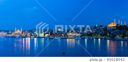 トルコ　イスタンブールの金角湾の夜景とニューモスクとスレイマニエ・モスク 95028042