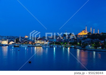 トルコ イスタンブールの夕暮れ時の金角湾とライトアップされたスレイマニエ・モスク トルコ イスタンブールの夕暮れ時の金角湾とライトアップされたスレイマニエ・モスク 95028044