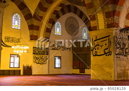 トルコ　エディルネの旧市街にあるエスキ・モスクの礼拝堂の柱に描かれたカリグラフィー 95028120
