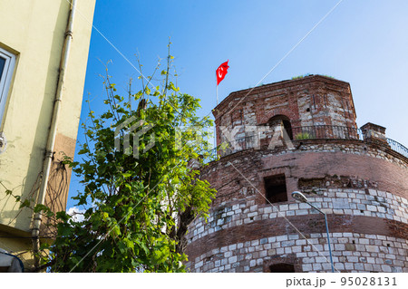トルコ　エディルネの旧市街にある要塞の一部であるマケドニア人の塔 95028131