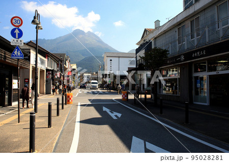 大分県　由布院駅前の町並み 95028281