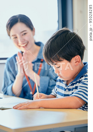ノートに書き取りをする小学生の男の子 95028285