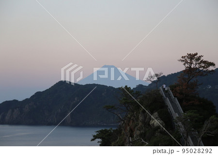 黄金崎公園からの夕陽 95028292