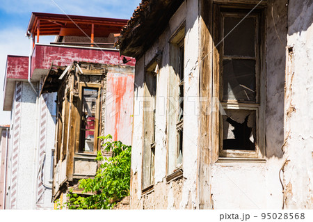 トルコ エディルネの旧市街のボロボロな廃墟 トルコ エディルネの旧市街のボロボロな廃墟 95028568