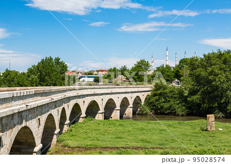 トルコ　エディルネのトゥンジャ川にかかる橋 95028574