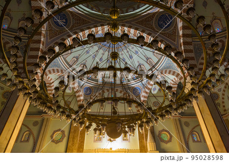 トルコ　デニズリの市街地にあるモスクの礼拝堂内部 95028598