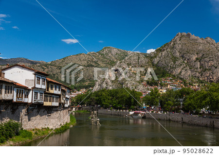 トルコ　アマスィヤに流れるイェシル川と川沿いの街並み 95028622