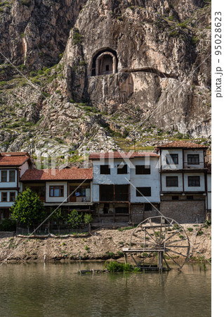 トルコ　アマスィヤに流れるイェシル川と旧市街の街並みと崖に掘られたポントス王の墓 95028623