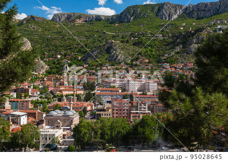 トルコ　アマスィヤのポントス王の墓の丘から望む新市街の街並み 95028645