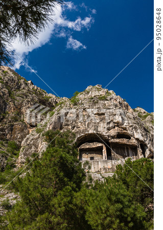 トルコ アマスィヤの旧市街の崖の中腹に掘られたポントス王の墓 トルコ アマスィヤの旧市街の崖の中腹に掘られたポントス王の墓 95028648