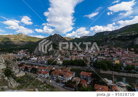 トルコ アマスィヤのポントス王の墓の丘から望む旧市街と新市街の街並みとイェシル川 トルコ アマスィヤのポントス王の墓の丘から望む旧市街と新市街の街並みとイェシル川 95028710