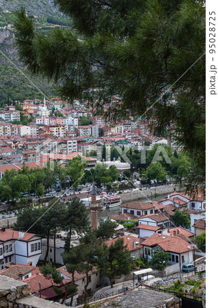 トルコ　アマスィヤのポントス王の墓の丘から望む旧市街と新市街の街並みとイェシル川 95028725