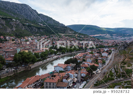 トルコ アマスィヤのポントス王の墓の丘から望む旧市街と新市街の街並みとイェシル川 トルコ アマスィヤのポントス王の墓の丘から望む旧市街と新市街の街並みとイェシル川 95028732