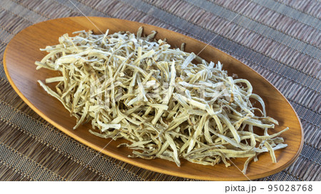 トレーに盛られた備蓄できる乾燥野菜(ごぼう)俯瞰 トレーに盛られた備蓄できる乾燥野菜(ごぼう)俯瞰 95028768