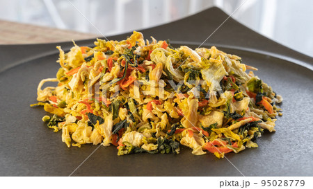 黒い皿に盛られた長期保管できる乾燥野菜（白菜ミックス） 95028779