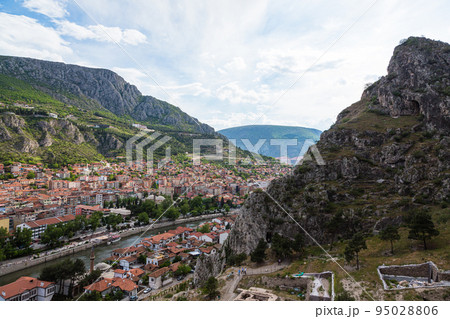 トルコ　アマスィヤのポントス王の墓の丘から望む旧市街と新市街の街並みとイェシル川 95028806