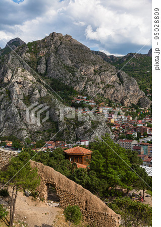 トルコ アマスィヤのポントス王の墓の丘から望む風景 トルコ アマスィヤのポントス王の墓の丘から望む風景 95028809