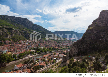 トルコ　アマスィヤのポントス王の墓の丘から望む旧市街と新市街の街並みとイェシル川 95028815