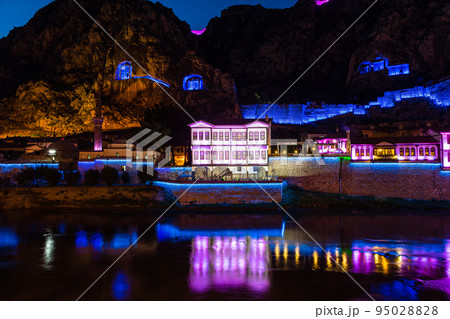 トルコ　夜のアマスィヤに流れるイェシル川と旧市街の街並みと崖のポントス王の墓 95028828