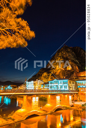 トルコ　夜のアマスィヤに流れるイェシル川と旧市街の街並みと崖のポントス王の墓 95028834