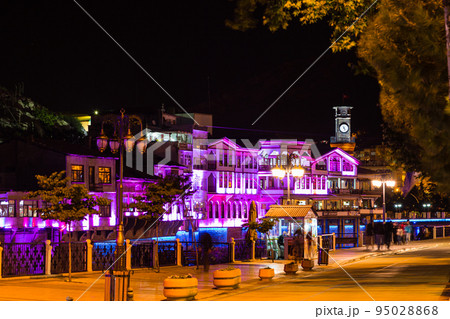 トルコ　夜になってライトアップされたアマスィヤのイェシル川と旧市街の街並みと時計塔 95028868