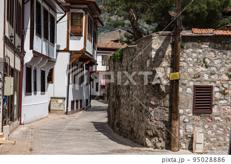 トルコ　アマスィヤの旧市街の石畳の路地と町並み 95028886