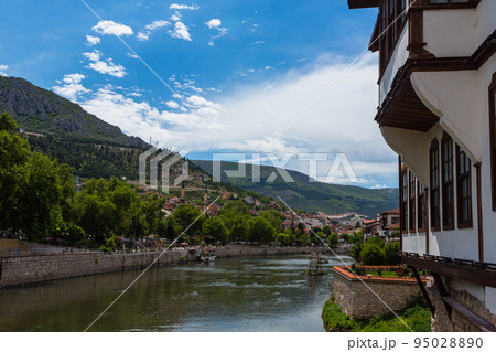 トルコ　アマスィヤを流れるイェシル川と山々に囲まれた街並み 95028890