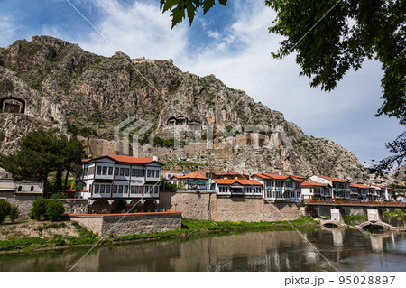 トルコ　アマスィヤに流れるイェシル川と旧市街の街並みと崖のに掘られたポントス王の墓 95028897