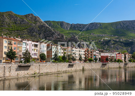 トルコ アマスィヤに流れるイェシル川と川沿いの街並み トルコ アマスィヤに流れるイェシル川と川沿いの街並み 95028949