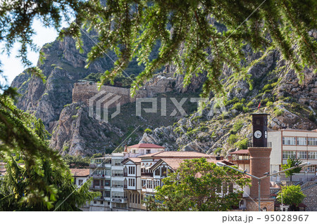 トルコ　アマスィヤの旧市街にある時計塔と崖の中腹に掘られたポントス王の墓 95028967