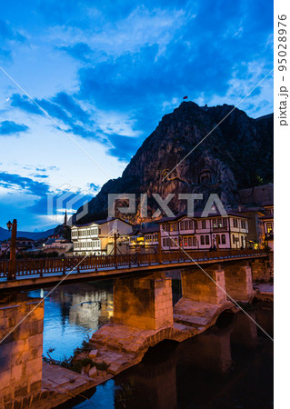 トルコ 夕暮れ時のアマスィヤのイェシル川と旧市街の街並みと掘られたポントス王の墓 トルコ 夕暮れ時のアマスィヤのイェシル川と旧市街の街並みと掘られたポントス王の墓 95028976