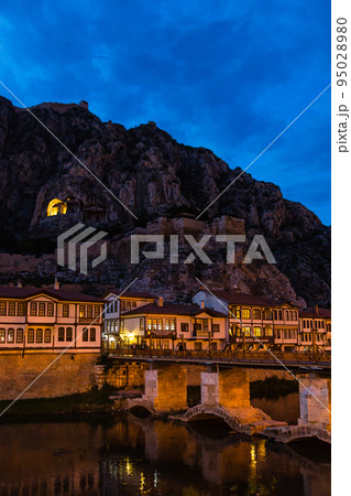 トルコ　夜のアマスィヤのイェシル川と旧市街の街並みと崖に掘られたポントス王の墓 95028980