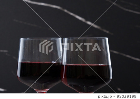 赤ワインが入ったワイングラス 赤ワインが入ったワイングラス 95029199