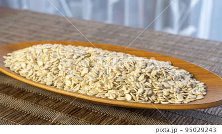 トレーに盛られた押麦（大麦） 95029243