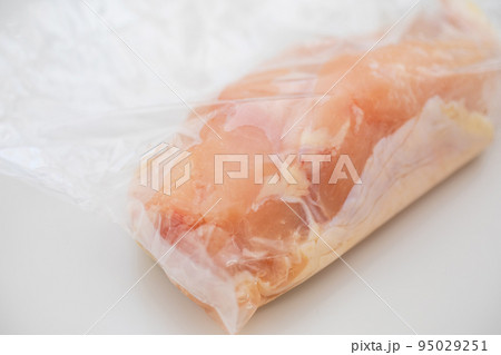 簡易包装の鳥肉 簡易包装の鳥肉 95029251