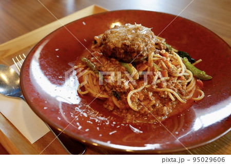 ハンバーグが上にのったボロネーゼパスタ 95029606