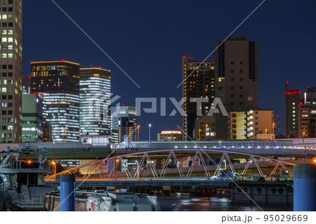 中央卸売市場周辺から見た美しい大阪・中之島周辺の夜景 95029669
