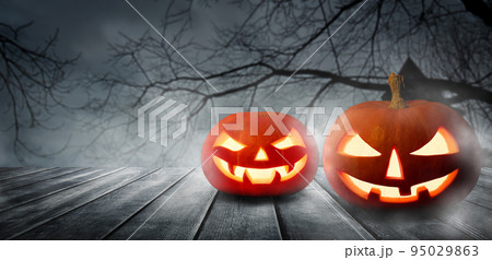 Two spooky Halloween pumpkins, Jack O Lantern,...の写真素材 [95029863] - PIXTA