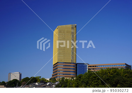 高台に建つ大学の校舎 95030272