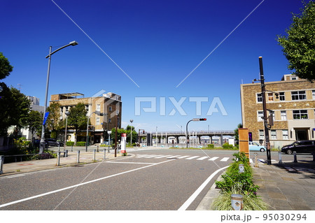 横浜　横浜港　日本大通付近の風景 95030294