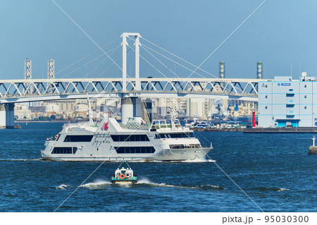 観光船が遊覧する横浜港 95030300