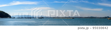 瀬戸内海のパノラマ風景、笠岡市の漁港から福山市の製鉄所方面を望む 95030642