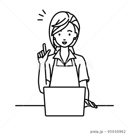 デスクで座ってPCを開いて何かひらめいた店員の女性 95030962